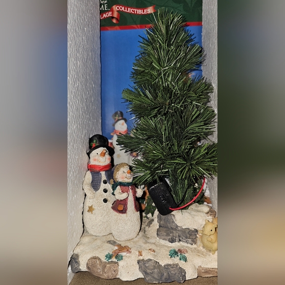 "December Home Collectibles Village" piece with a fiber optic Christmas tree - Picture 4 of 6